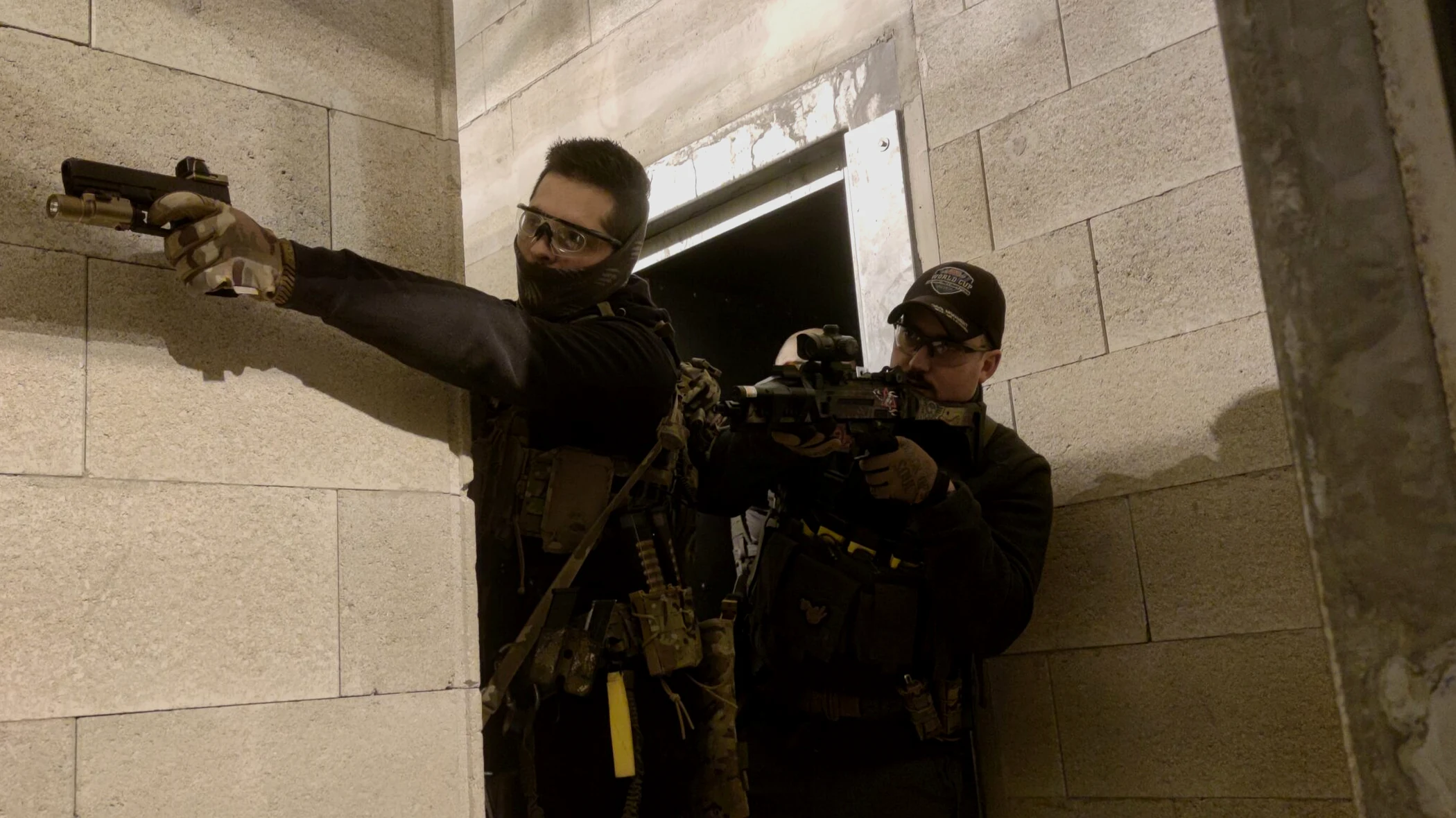 Joueurs Airsoft en progression sur terrain CQB